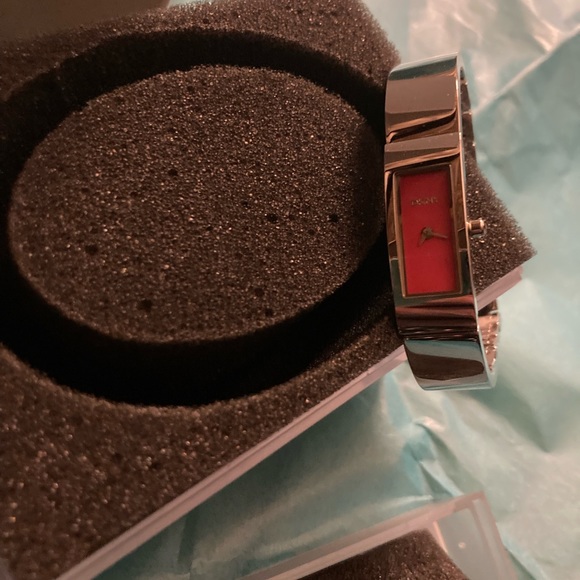 ✨BNIB✨ Vintage 2005 DKNY watch ✨🤍 - Picture 6 of 9